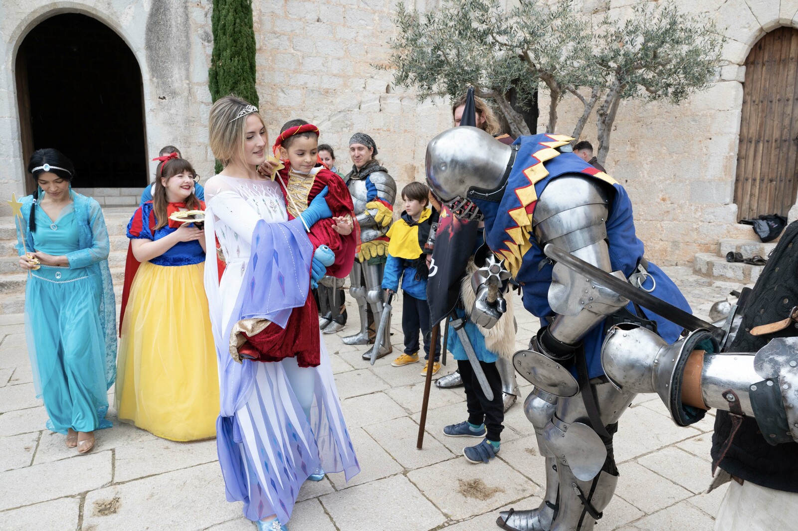 La niña leonesa de cinco años, Aitana, durante la iniciativa en el Castillo de Peñíscola. | L.N.C.