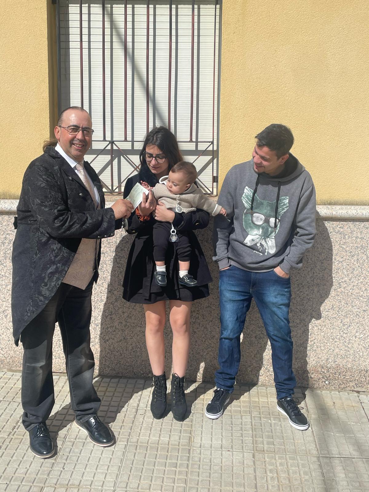 La familia Oliveira González recibe el cheque a la natalidad de 500 euros. | L.N.C.