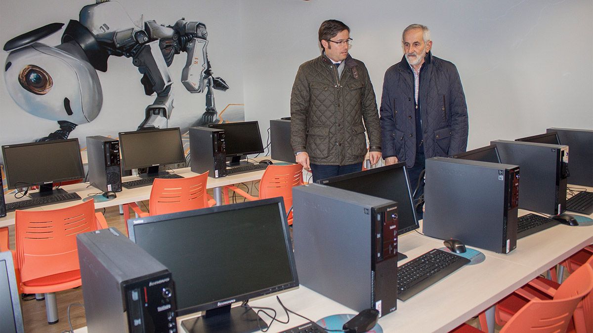 Emilio Orejas y Matías Llorente durante la inauguración del Centro Cívico. | T. GIGANTO