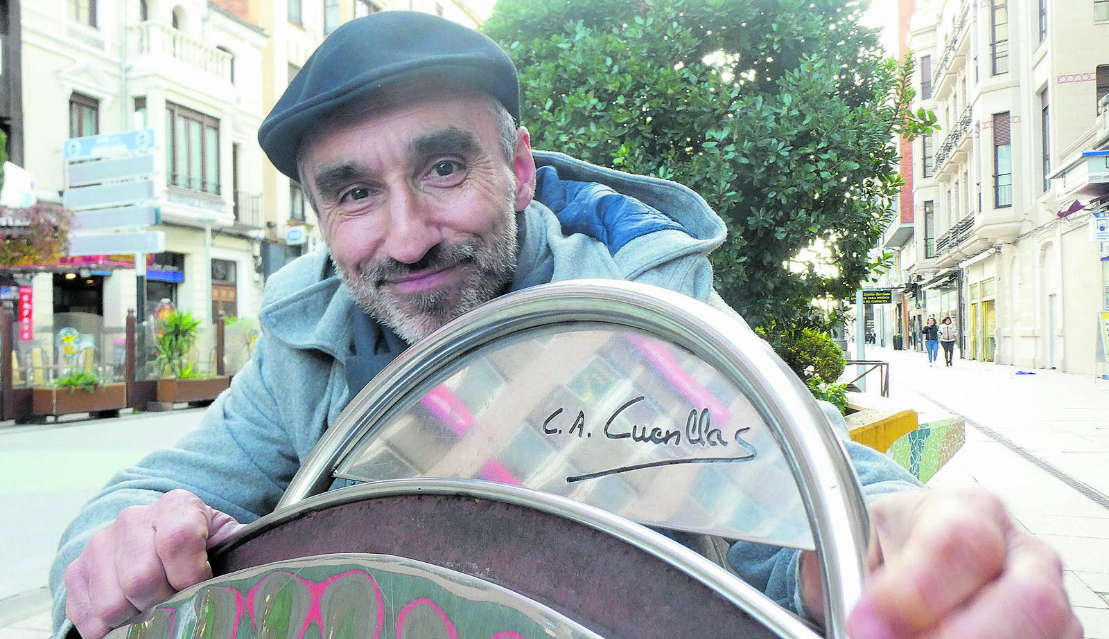 El artista en su ‘Coche de carreras Nº 19’. | GREGORIO FERNÁNDEZ CASTAÑÓN