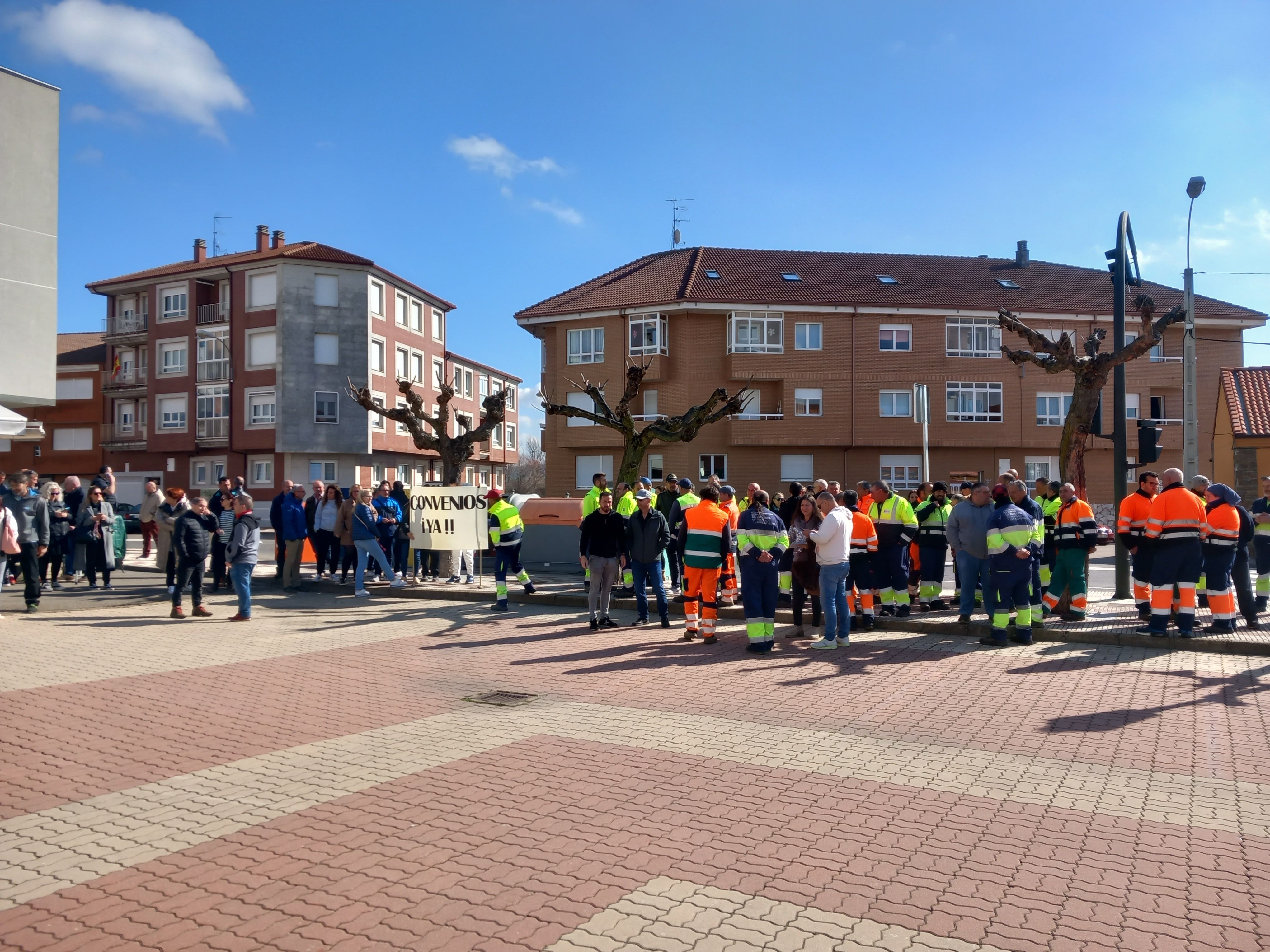 Protesta del personal laboral del Ayuntamiento de Villaquilambre para pedir mejoras salariales. | L.N.C.