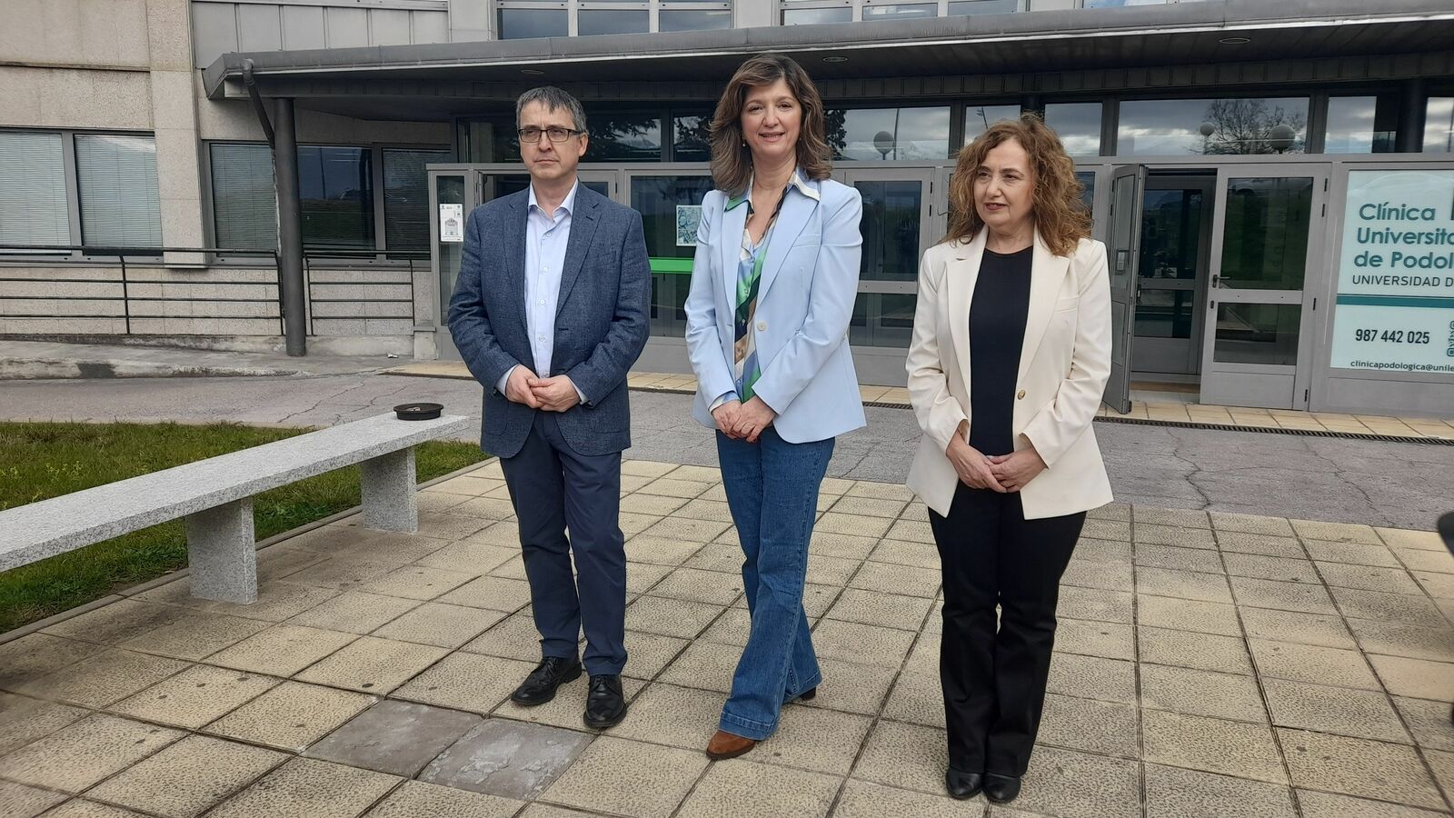 Nuria González con Santiago Gutiérrez y Pilar Marqués en la presentación de su candidatura en el campus de Ponferrada. | MAR IGLESIAS