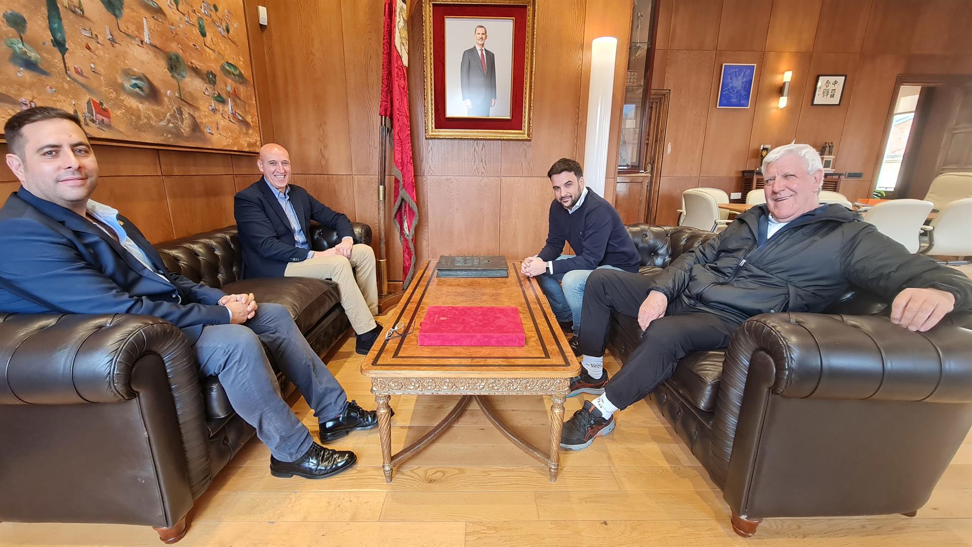 A la izquierda, Juan Carlos Santamarta y el alcalde de León, junto a los profesores Juan Carlos Suárez y Pepe Estrada, en la recepción institucional. | L.N.C.