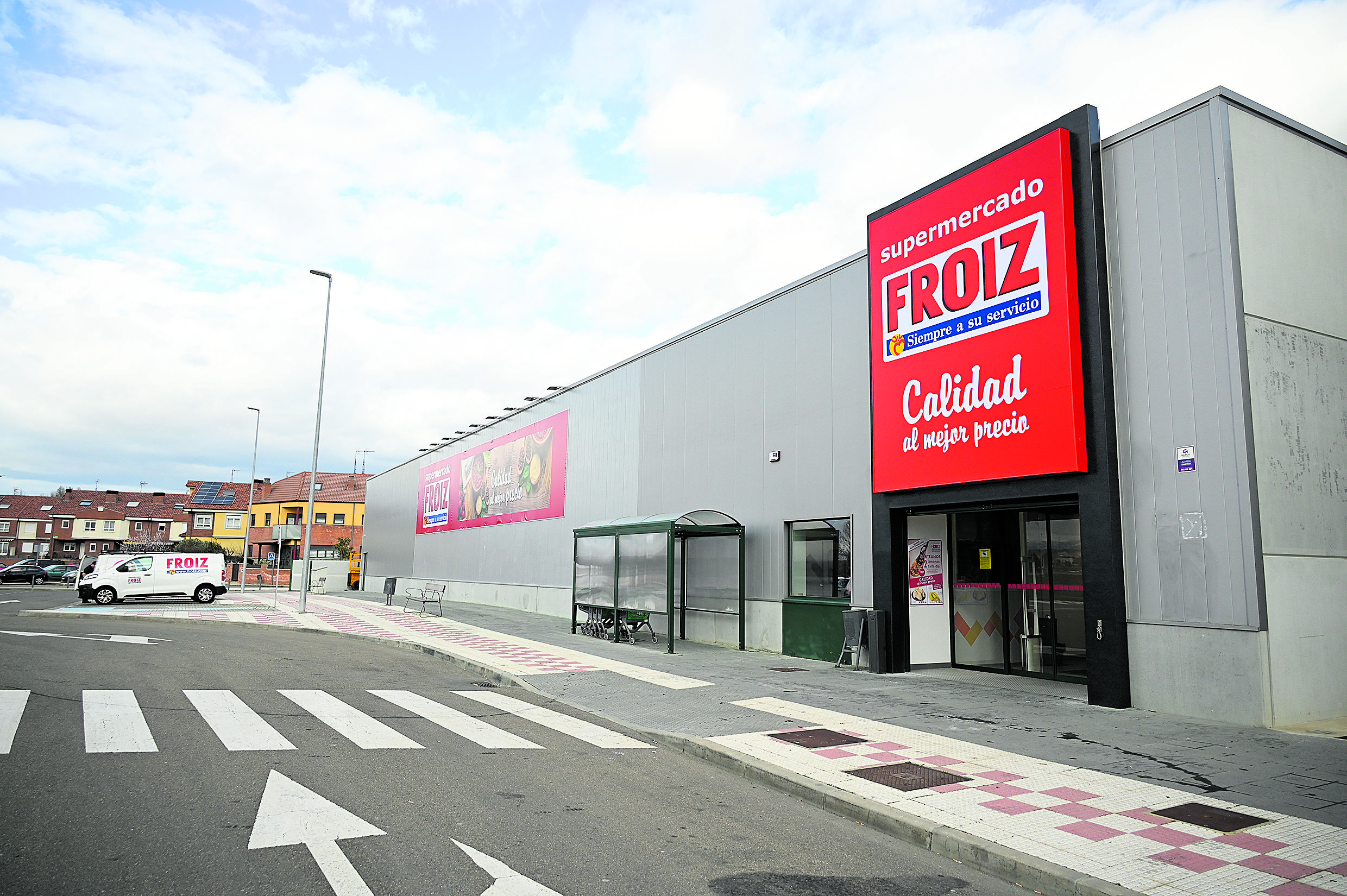 Froiz abrió este jueves su nuevo supermercado en Villaobispo. | Saúl Arén