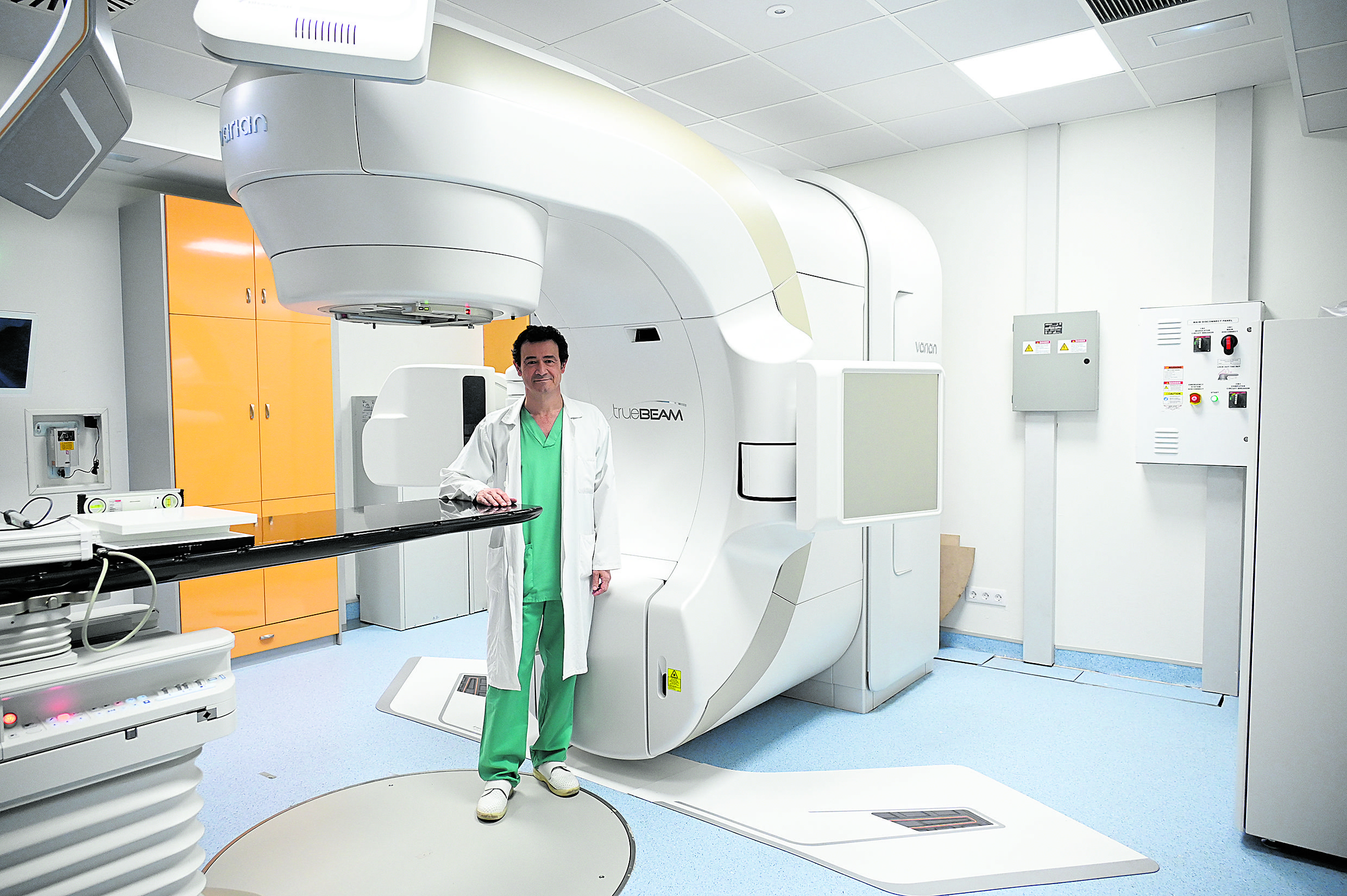 El nuevo acelerador lineal del Hospital de León podrá atender a unos cuarenta pacientes cada día y reducir el número de dosis de radioterapia. | SAÚL ARÉN