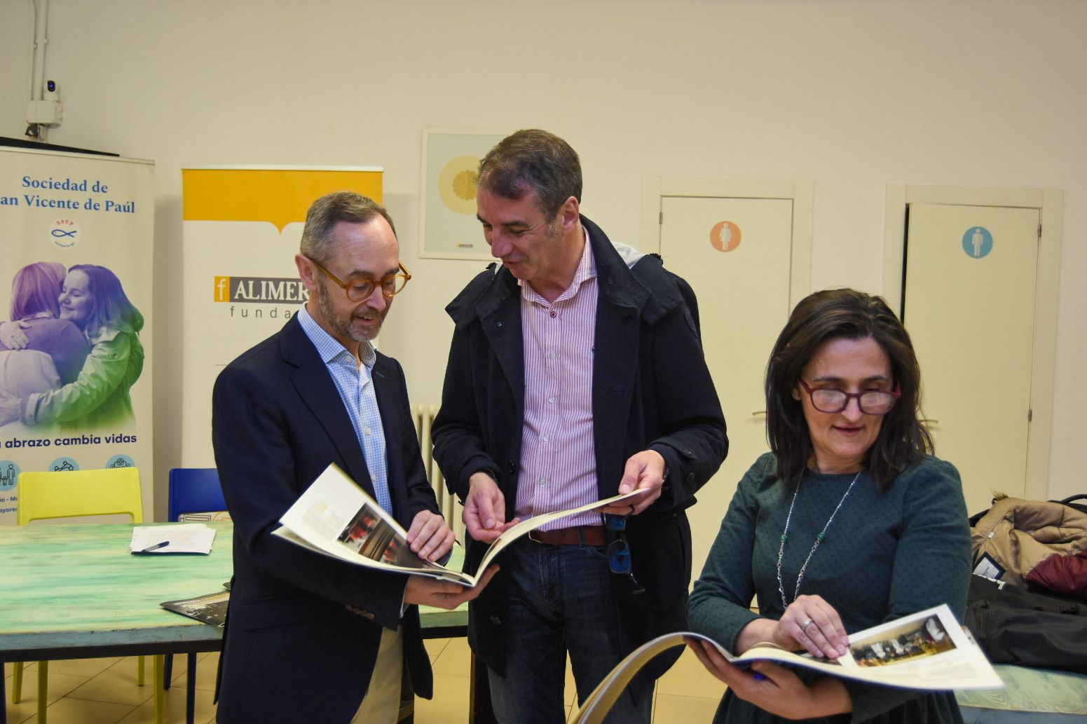 Antonio Blanco, director de la Fundación Alimerka, Juan Antonio Orozco, gerente territorial de Servicios Sociales en León, y Josefina Herrero, directora del Centro de Día Concepción Arenal. | L.N.C.