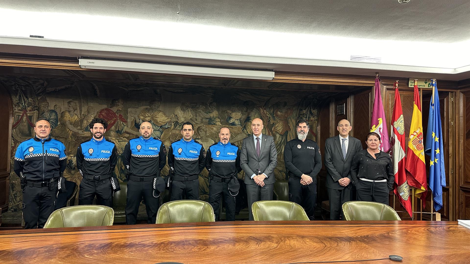 Los nuevos policías de León junto con el alcalde, José Antonio Diez. | L.N.C.