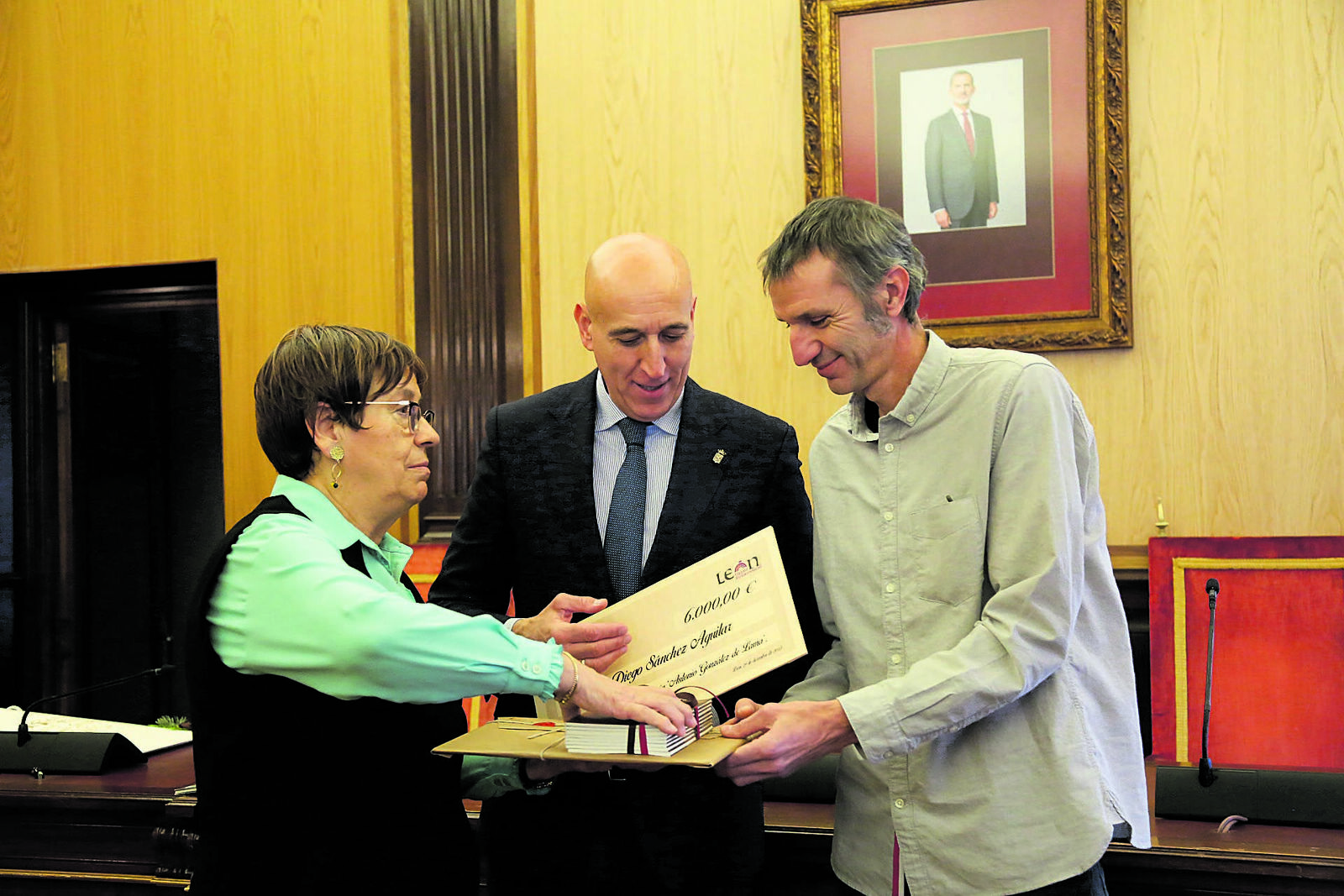 La concejala de Cultura y el alcalde con el ganador de la pasada edición. | L.N.C.