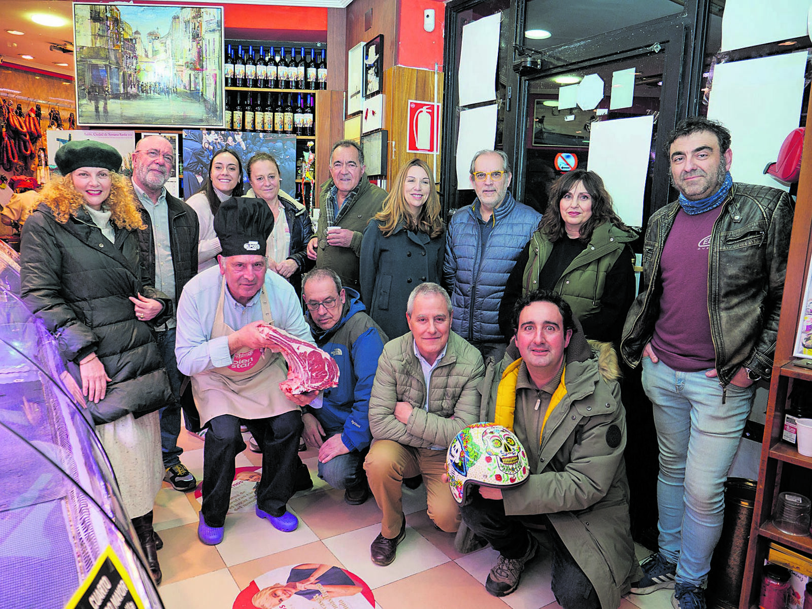 Jero Muñoz con los artistas y las chuletas de Maraña. | VICENTE GARCÍA