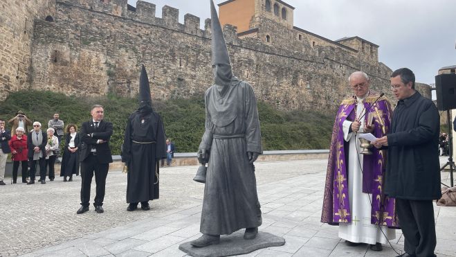 Desde 2024, la escultura delLambrión Chupacandiles es un vecino más.