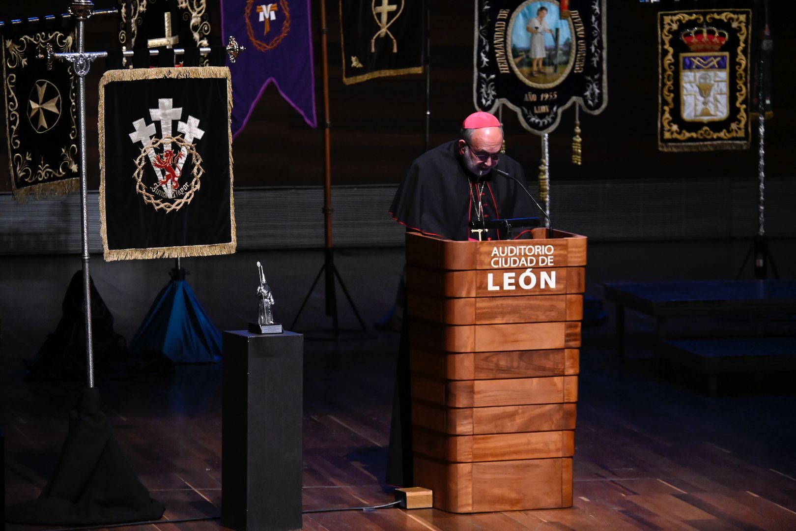 El arzobispo de Oviedo, Jesús Sanz Montes, durante el pregón de la Semana Santa 2024. | Saúl Arén