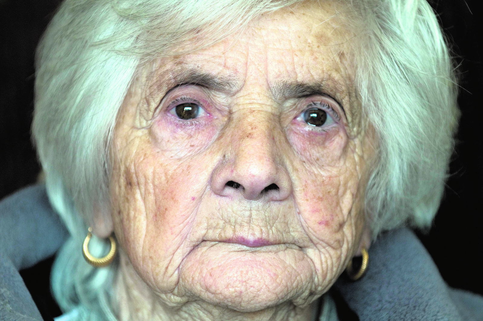 Evangelina, la 'porteadora' de Los Llanos de Valdeón. | Mauricio Peña