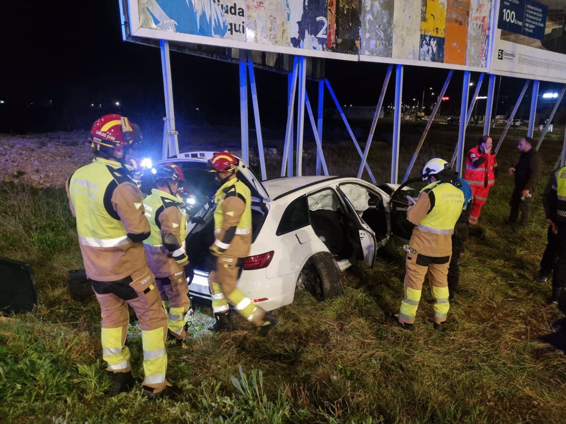 Bomberos de León intervienen en un accidente de Tráfico en la N-120 a la altura de la rotonda del Parque Tecnológico. | L.N.C.