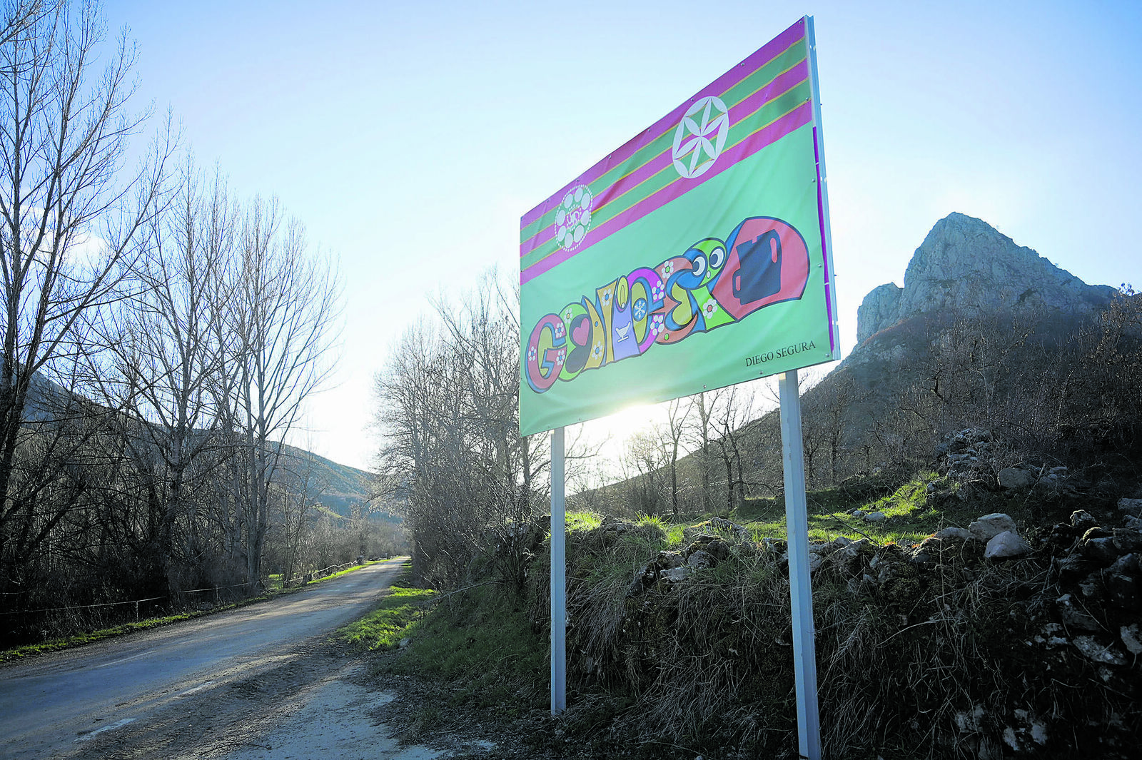 El artístico cartel de Diego Segura recibe a los visitantes de Genicera y a quienes pasan por su carretera recorriendo Los Argüellos. | Jesús F. Salvadores