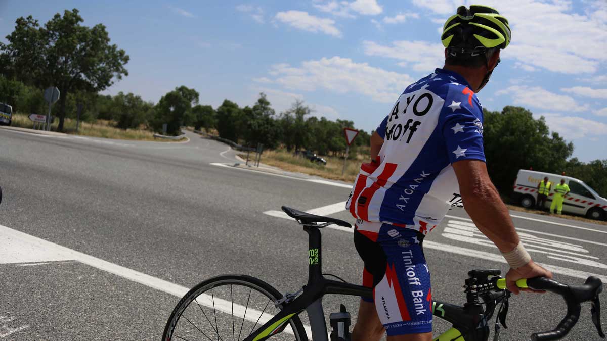 Una imagen de un ciclista en un tramo complicado de la N-603 en Segovia. | ICAL