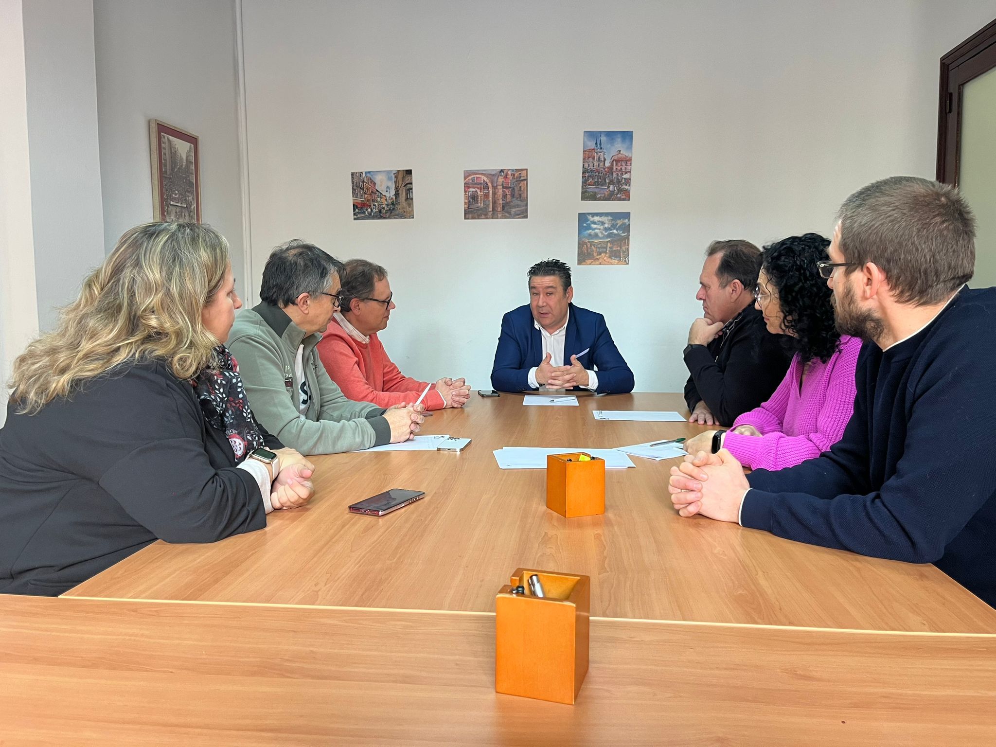 Reunión entre Luis Mariano Santos y los representantes sindicales en el Centro Estrada. | L.N.C.