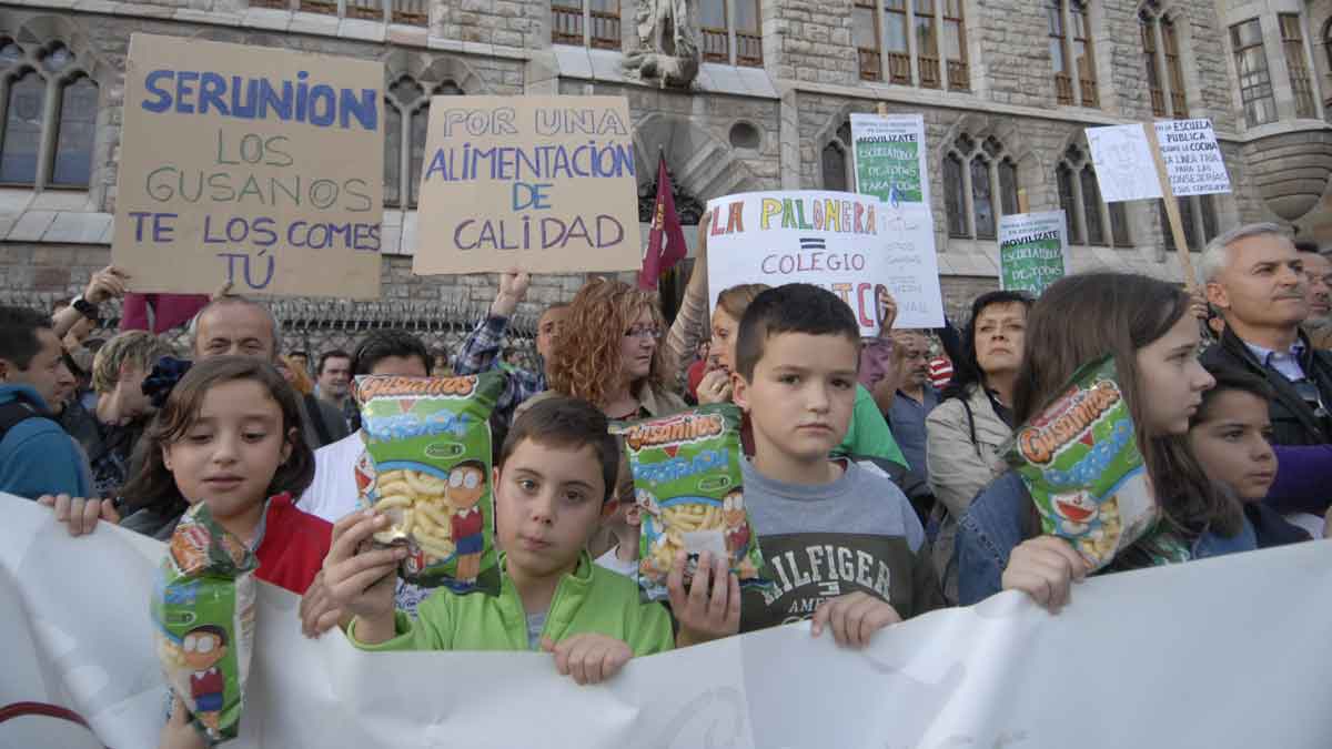 Protesta por los gusanos encontrados en comidas de Serunión | MAURICIO PEÑA