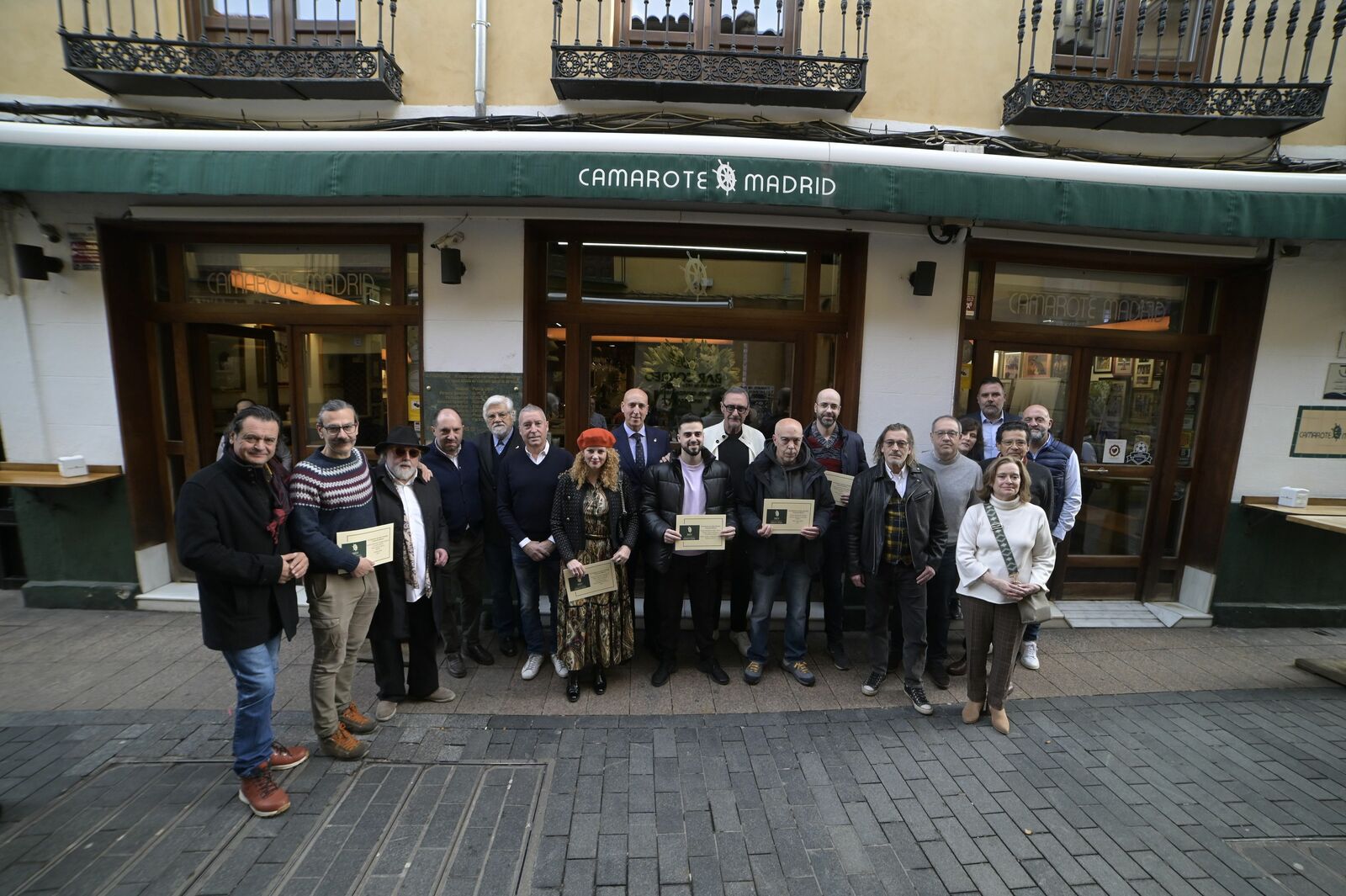 Foto de familia de los artistas ganadores, patrocinadores y organizadores de la pasada edición. | MAURICIO PEÑA