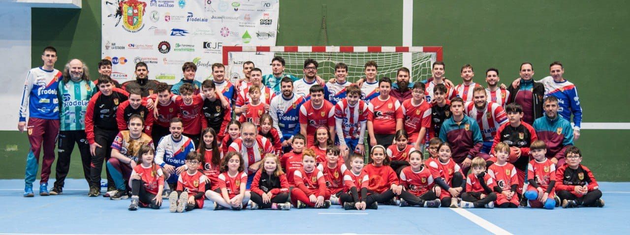 Foto de familia primer equipo con las categorías inferiores 23 24