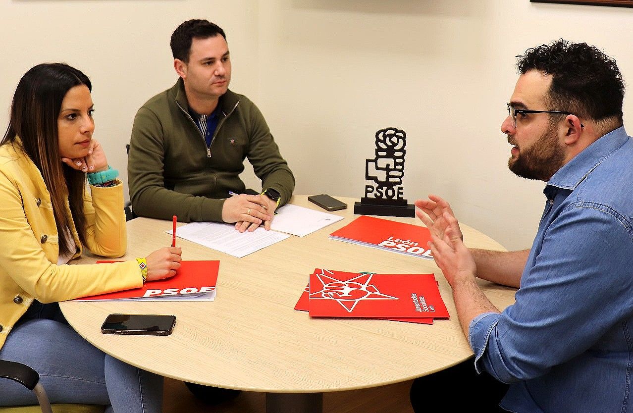 Nuria Rubio, Javier Alfonso Cendón y José Manuel Rubio durante la reunión. | L.N.C.