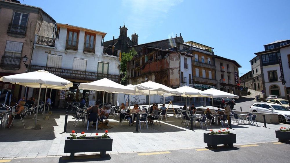 Imagen de la Plaza Mayor de Villafranca, lugar muy concurrido por turistas y peregrinos. | L.N.C.