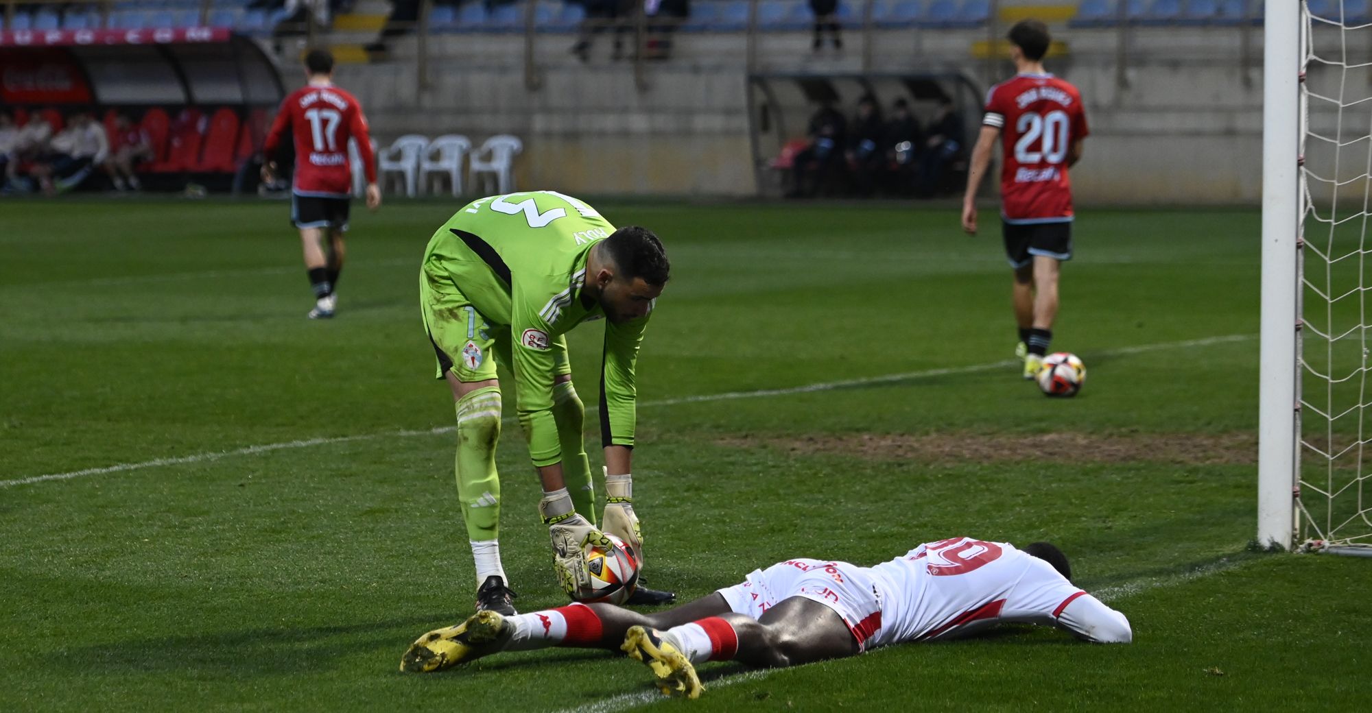 Dorian se lamenta tras una ocasión errada ante el Osasuna B. | SAÚL ARÉN