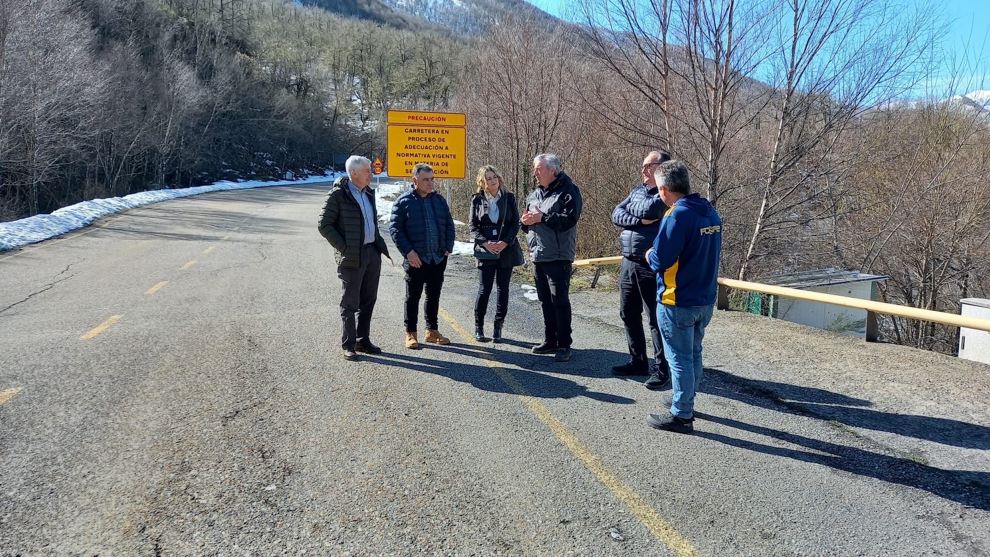 Visita de los diputados a la carretera de Valdeprado.