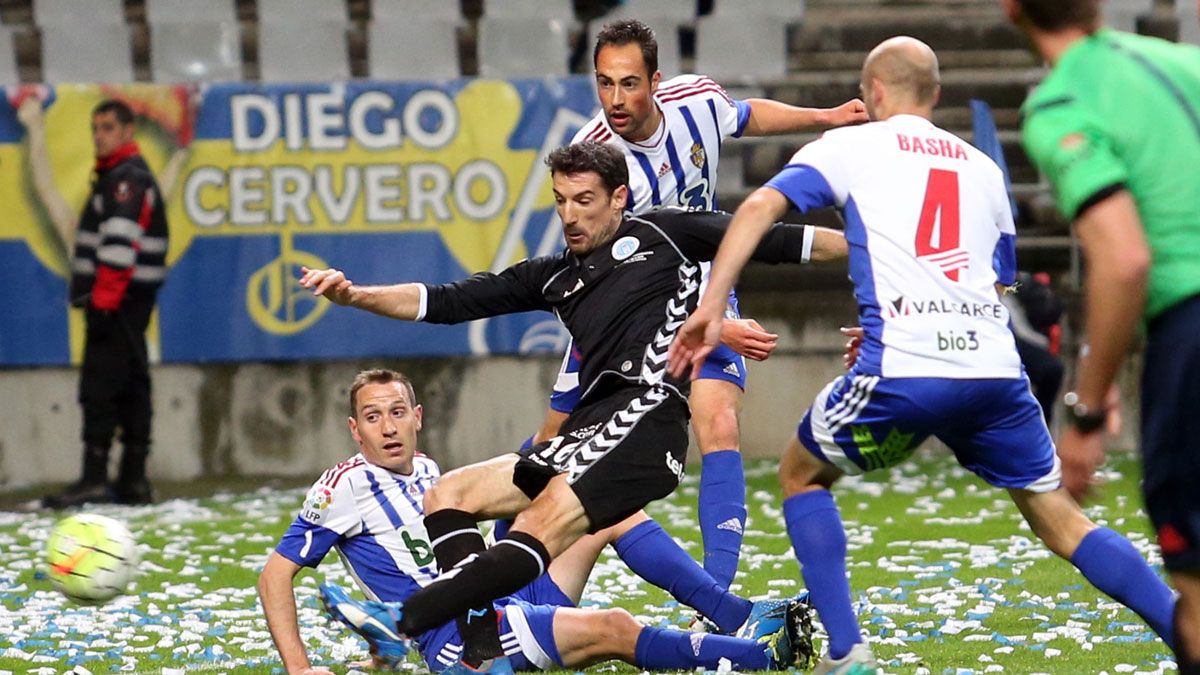 Toché, justo antes de marcar el primer gol del Oviedo. | ÁLEX PIÑA (EL COMERCIO)