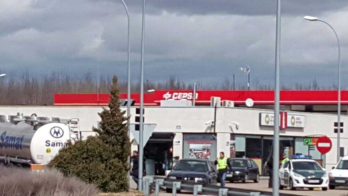 La Guardia Civil inspecciona la estación de servicio aludida en la amenaza de bomba. | L.N.C.