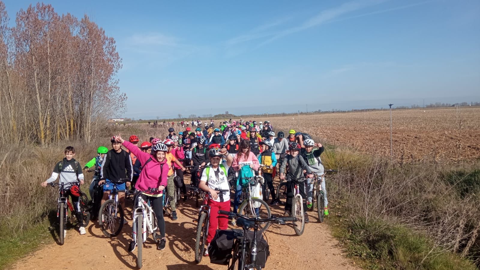 Foto de familia de los alumnos del CEIP Benito León y el IES Valles del Luna durante la marcha en bicicleta.  | L.N.C.