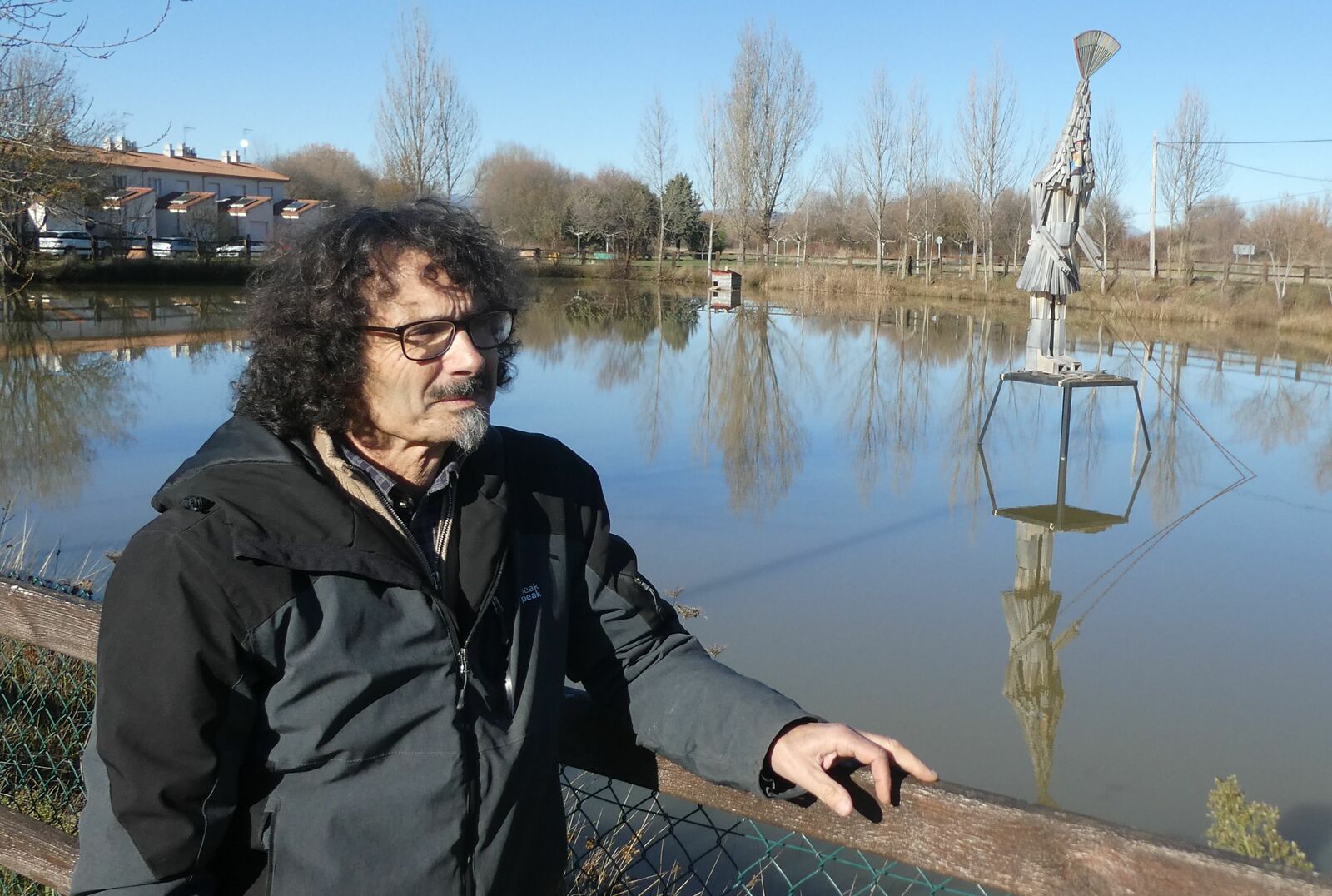 El artista a la orilla de la laguna donde descansa su particular guirrio. | G.F.C.