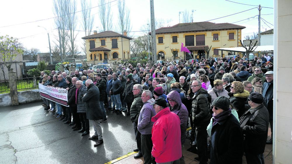 Movilización en marzo ante el centro de salud de Benavides. | MAURICIO PEÑA