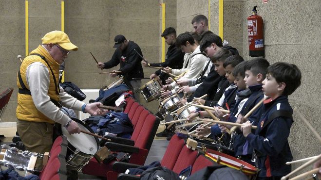 El responsable de la sección de batería coordina el trabajo impecable de los músicos. | MAURICIO PEÑA