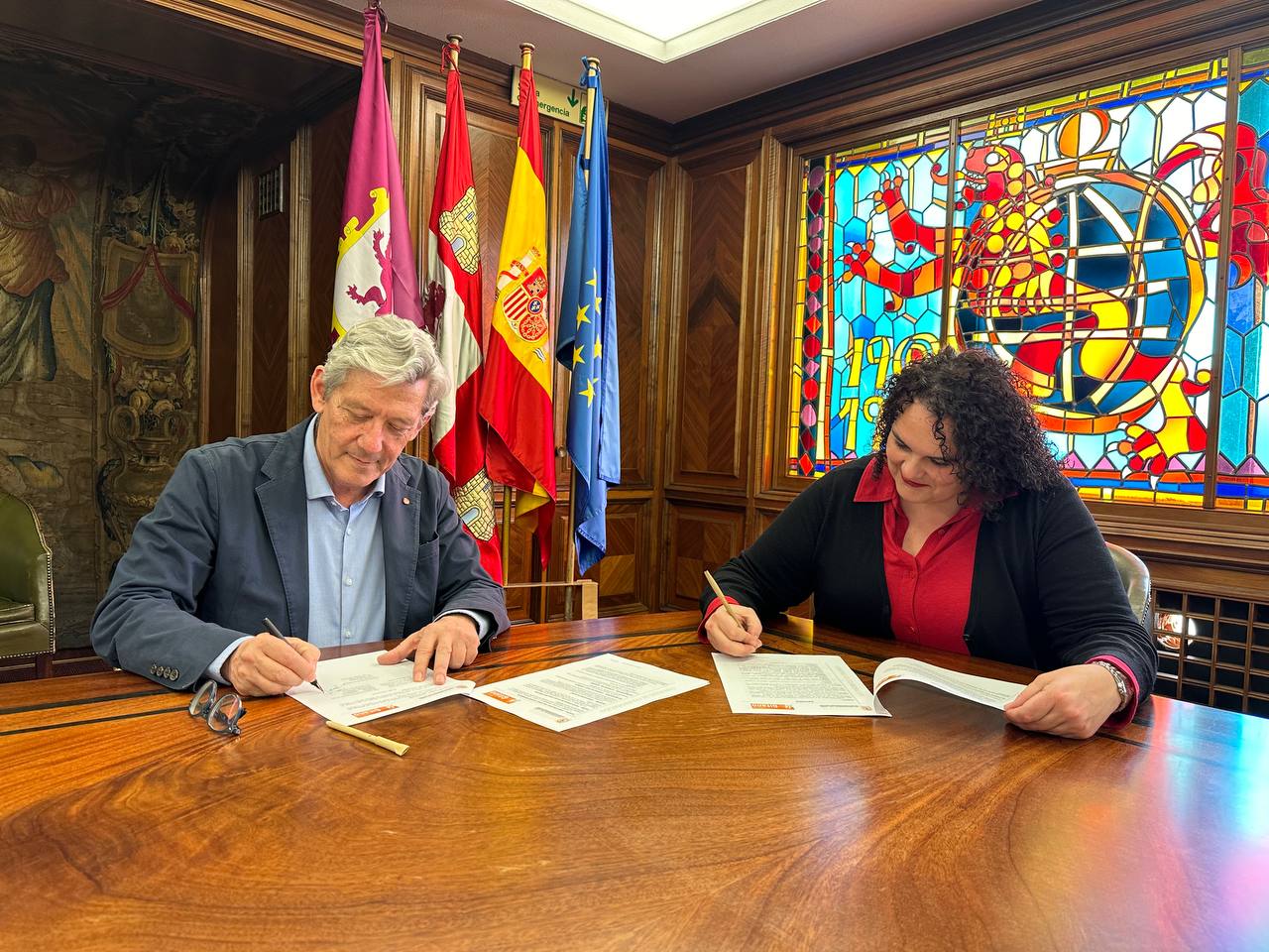 La concejala Vera López firma el convenio con el representante de la Fundación Secretariado Gitano. | L.N.C.