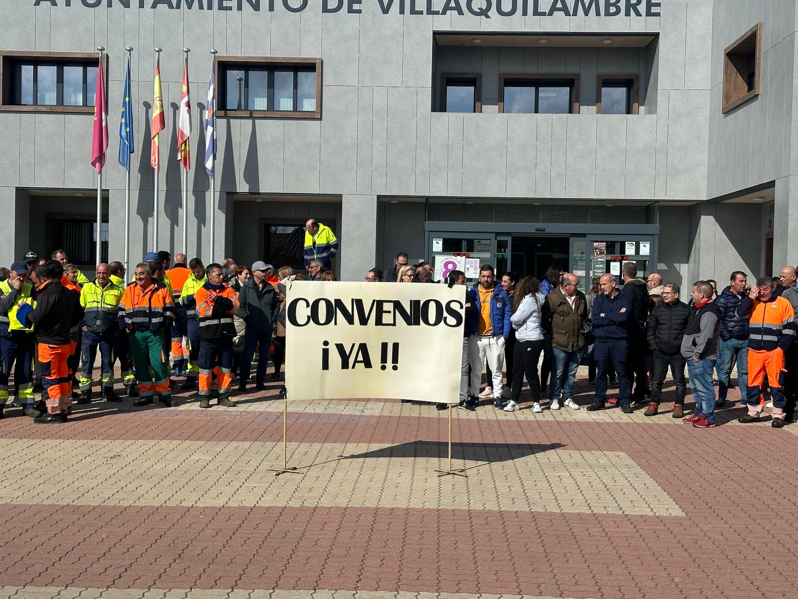 Concentración a las puertas del Ayuntamiento de Villaquilambre. | L.N.C.