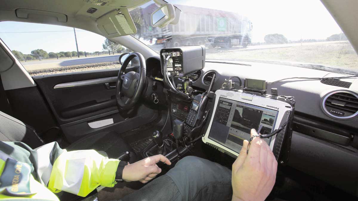 Agente de la Guardia Civil durante el desarrollo de un control de velocidad en una imagen de archivo. | ICAL