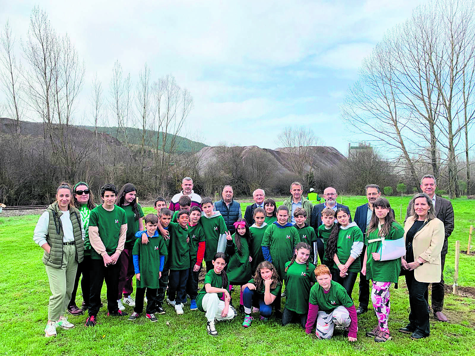 Fotografía de grupo tras la plantación de árboles en La Robla. | L.N.C.