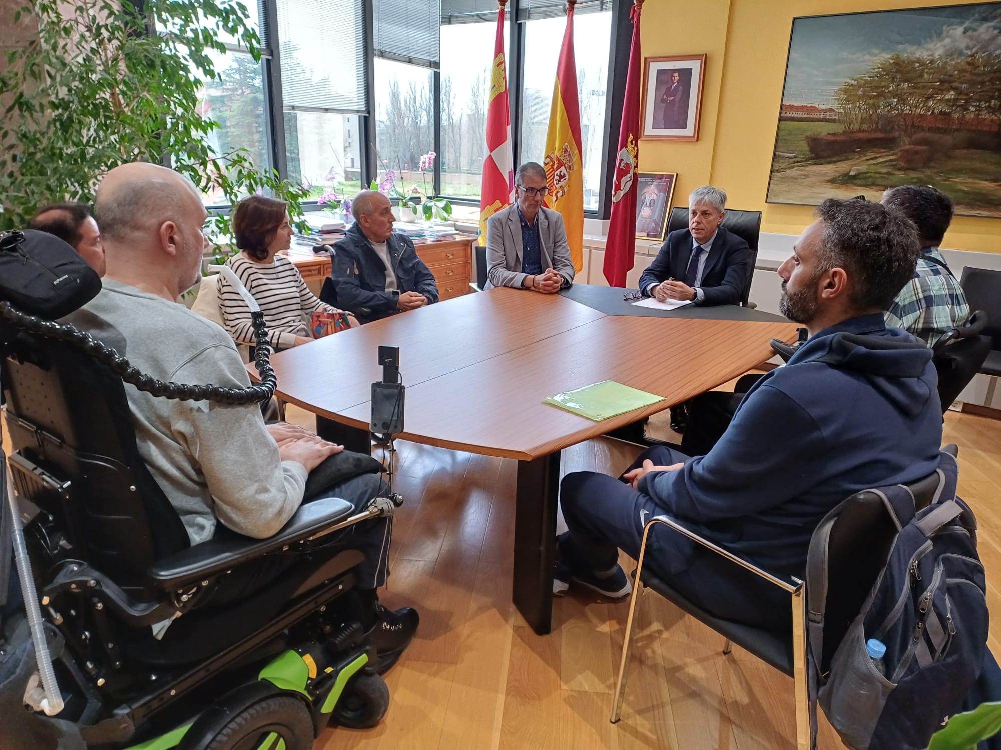 Reunión del colectivo ELA en León con el delegado territorial de la Junta, Eduardo Diego. | L.N.C.