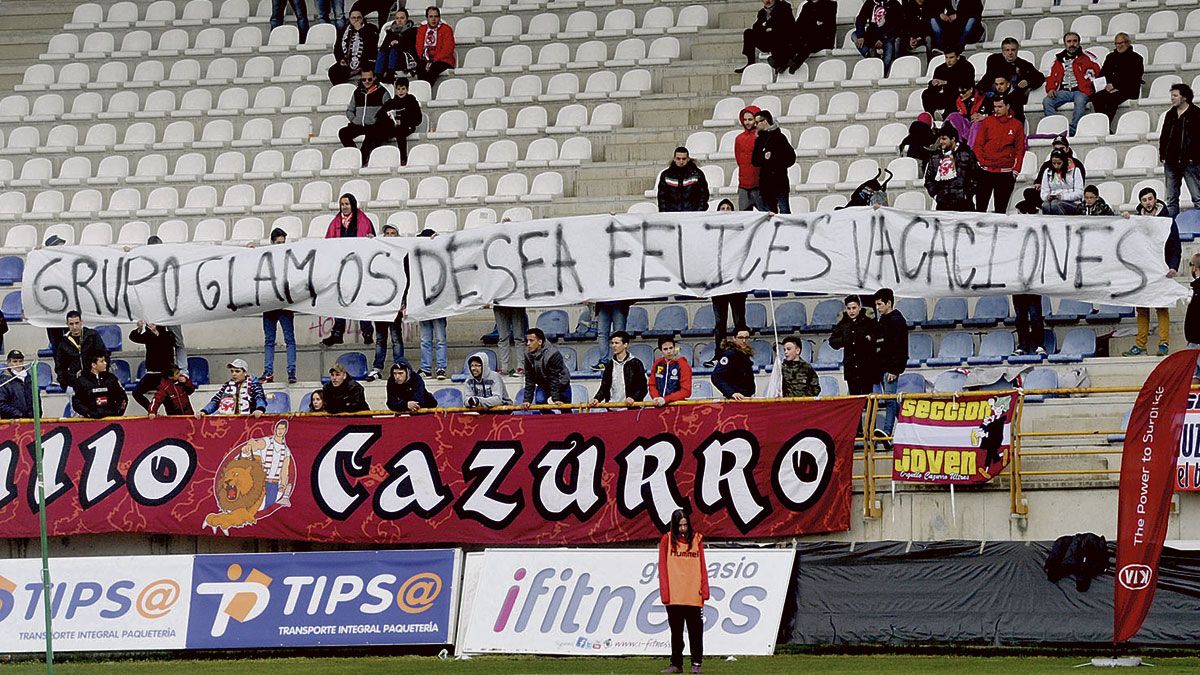 Pancarta contra los jugadores de la Cultural sacada en el fondo sur en el tramo final del encuentro. | DANIEL MARTIN