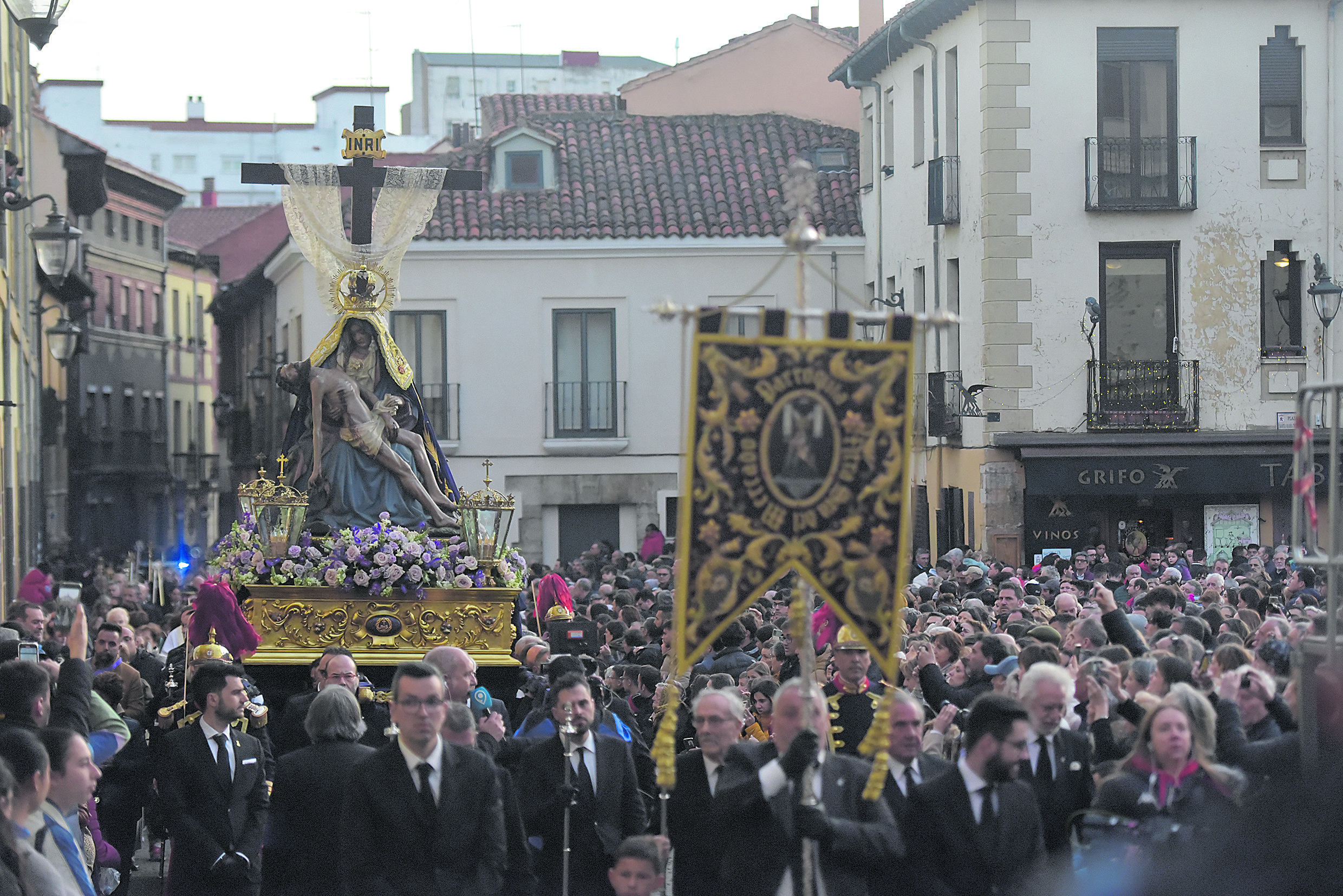 La procesión de la Dolorosa es la primera de la Semana Santa de León. | SAÚL ARÉN