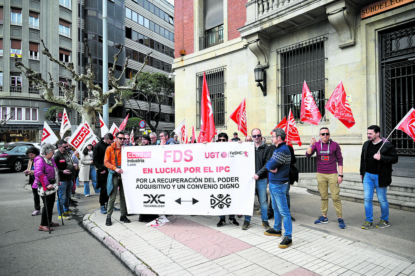 La plantilla de FDS protestó ante la Subdelegación del Gobierno. | SAÚL ARÉN