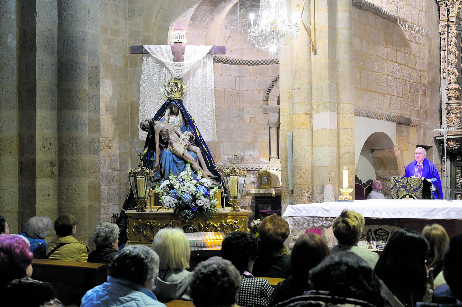 La ‘Morenica’ fue colocada este jueves por la tarde en el trono y ya está preparada para su procesión. | MAURICIO PEÑA