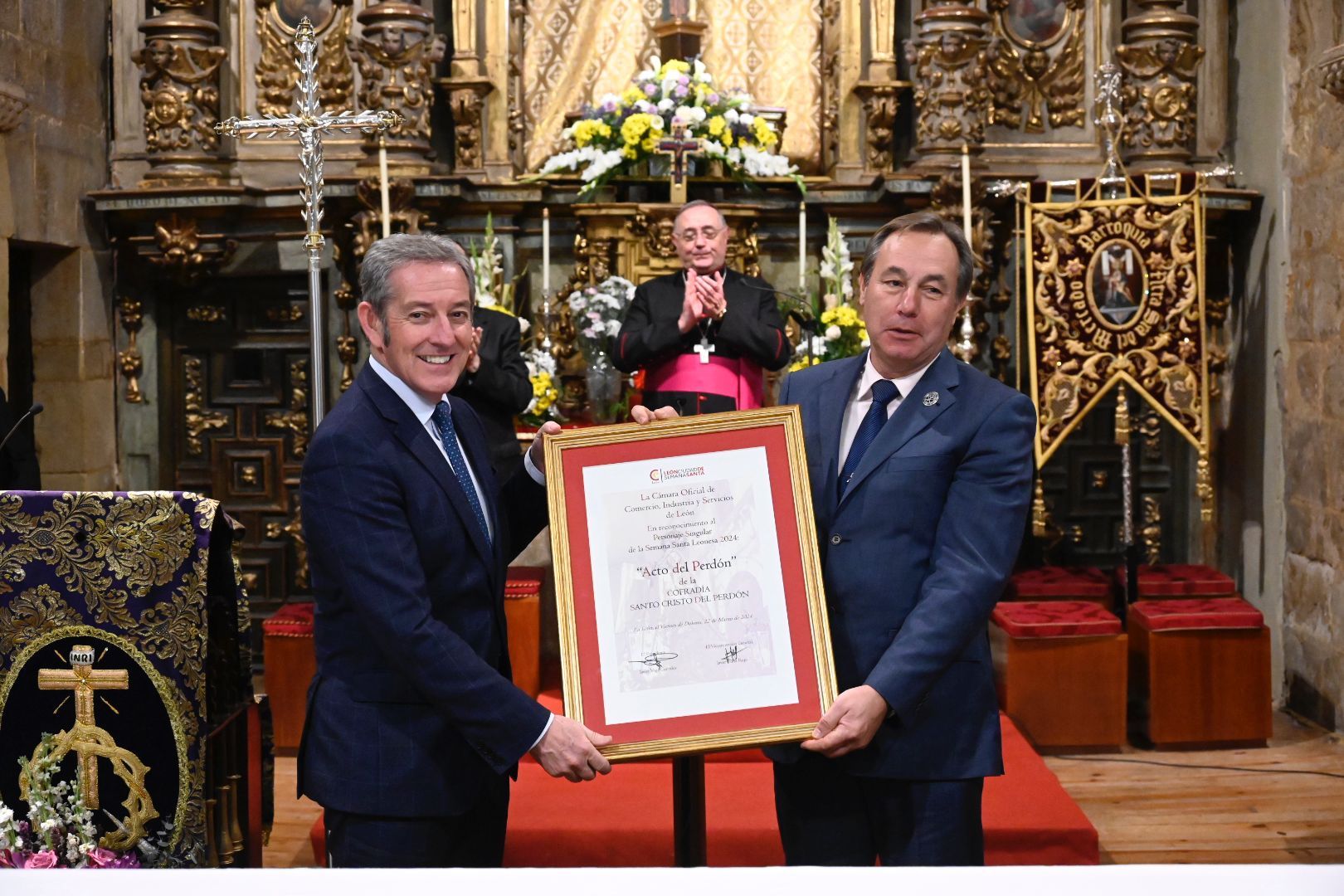 El presidente de la Cámara de Comercio, Javier Vega, entrega al abad del Perdón el título de Personaje Singular. | SAÚL ARÉN