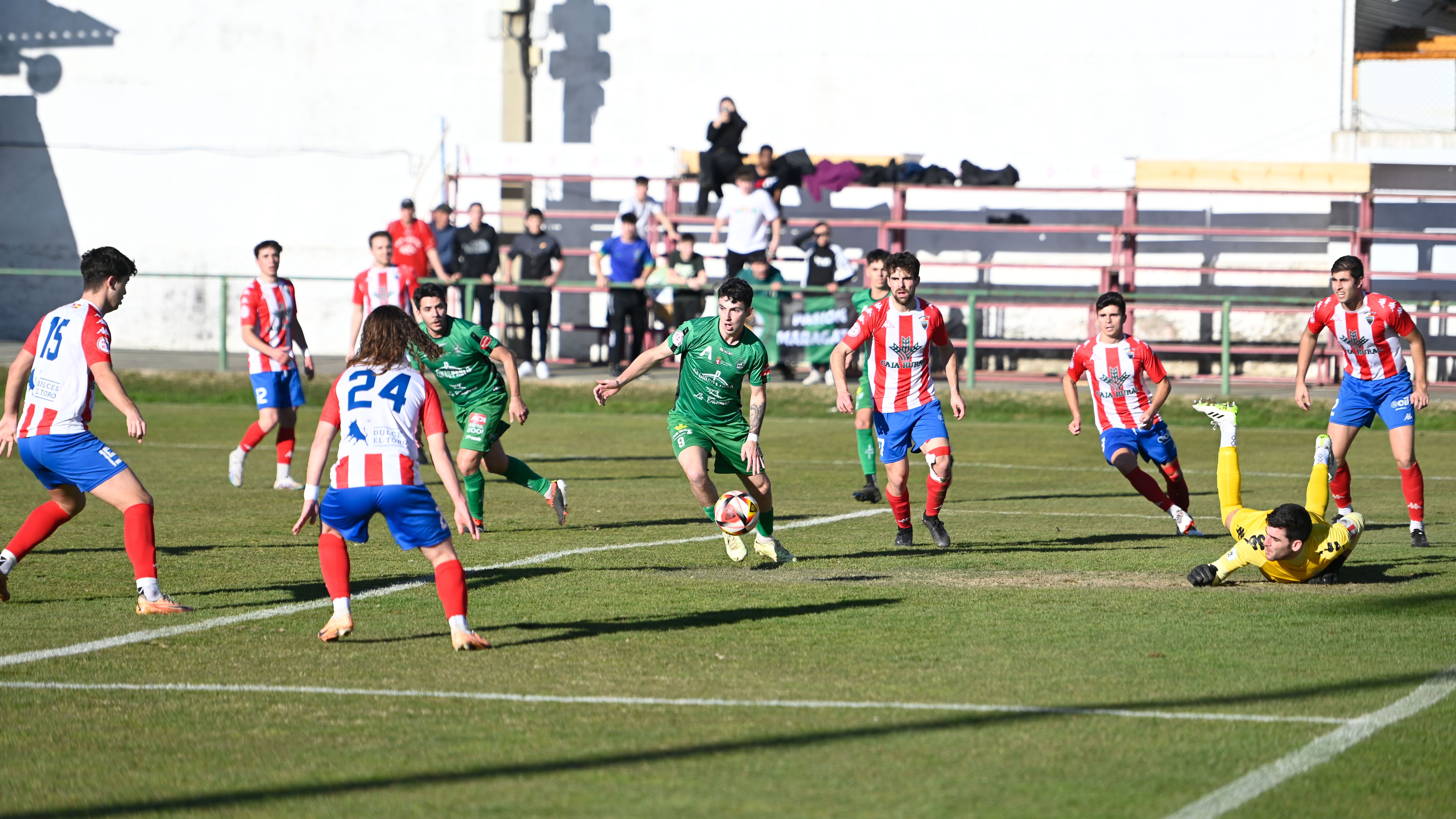 Momento del partido entre el Astorga y el Tordesillas. | SAÚL ARÉN