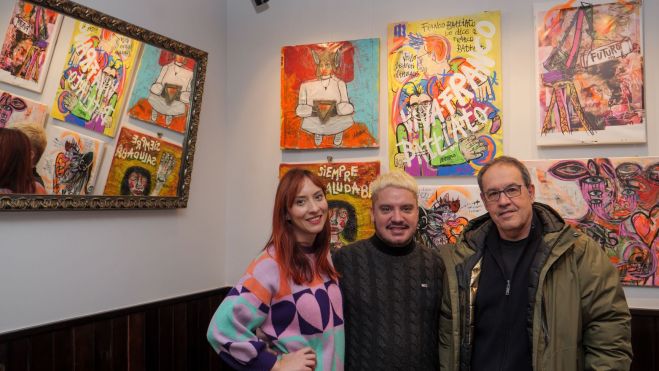 Los artista con el galerista y gestor cultural Pablo Martínez. | VICENTE GARCÍA Los artista con el galerista y gestor cultural Pablo Martínez. | VICENTE GARCÍA