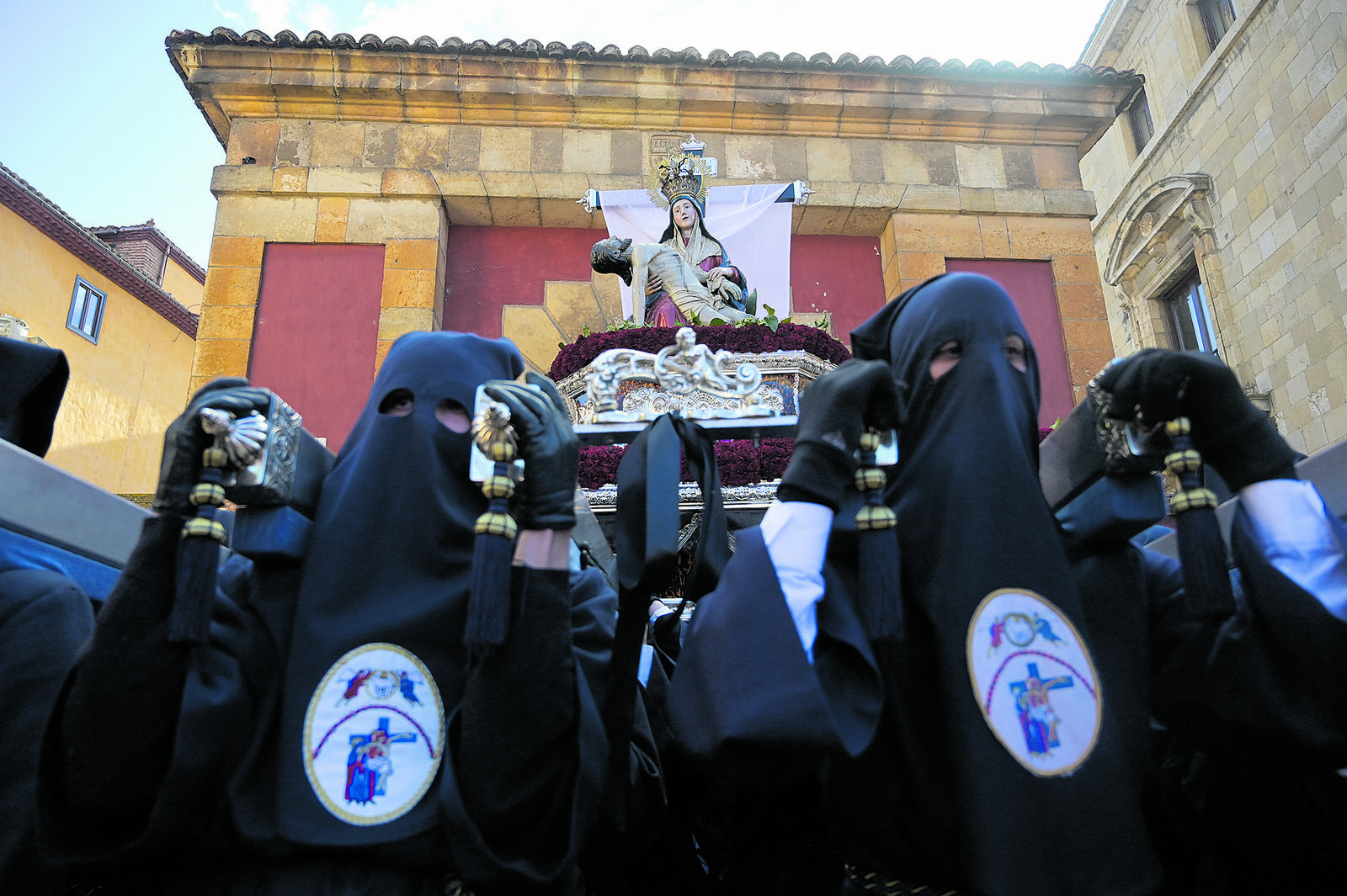 Salida de la Piedad de San Isidoro en la procesión de la Cofradía de Jesús Sacramentado. | JESÚS F. SALVADORES