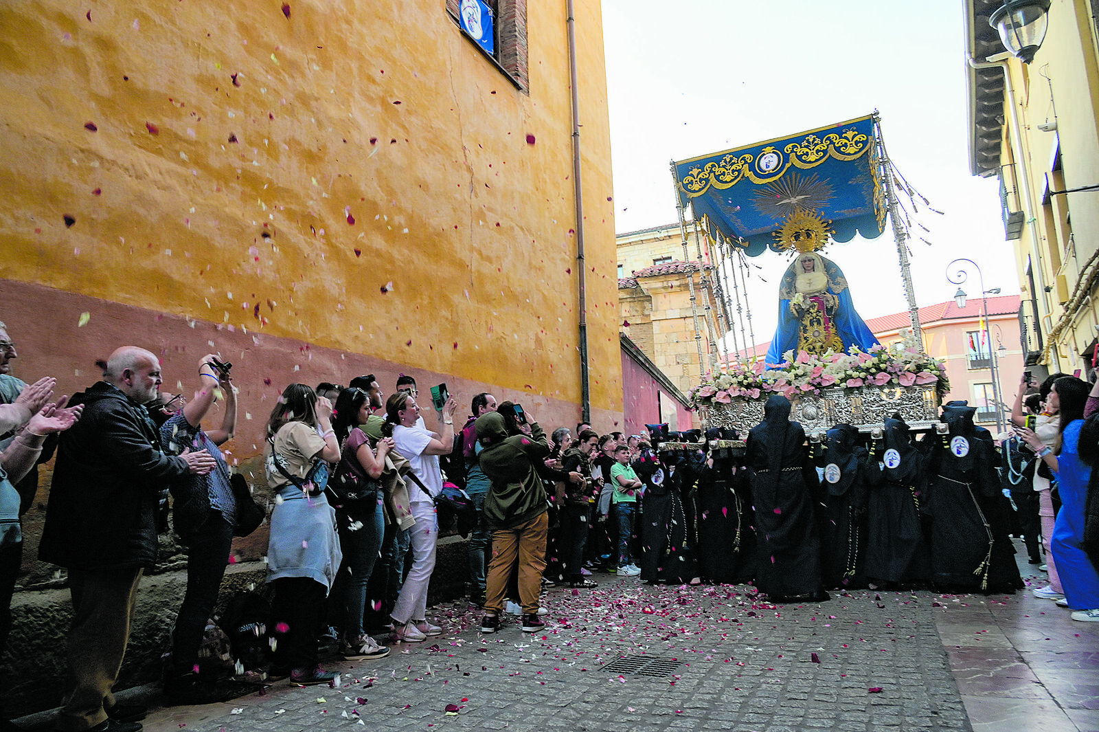 Petalada a la Virgen de la Esperanza tras su salida procesional en la calle Sacramento al compás de su marcha. | MAURICIO PEÑA