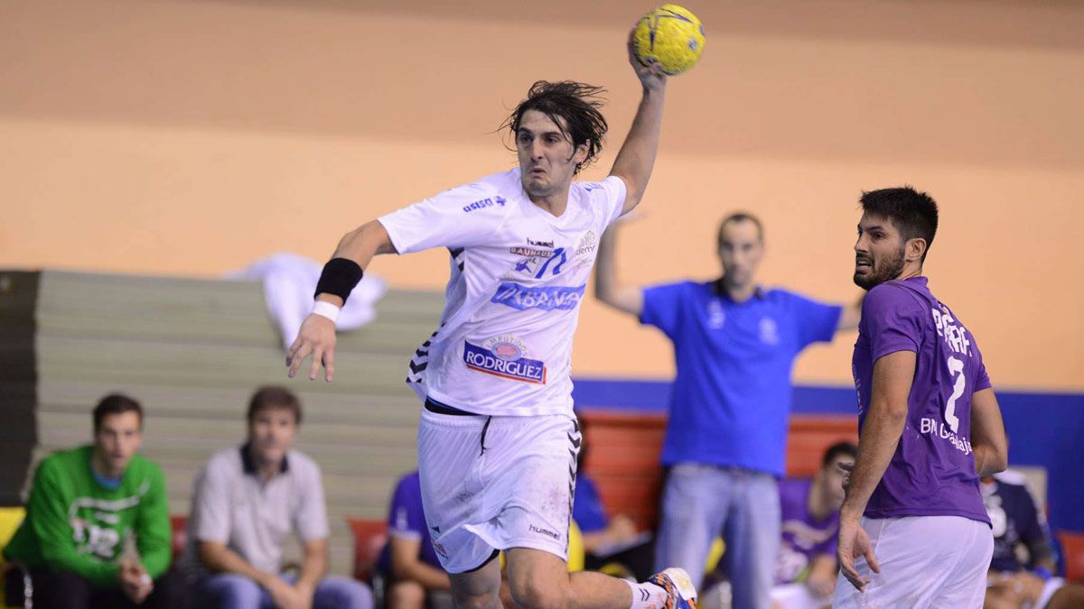 Vieyra realiza un lanzamiento frente alGuadalajara. | JAVIER QUINTANA