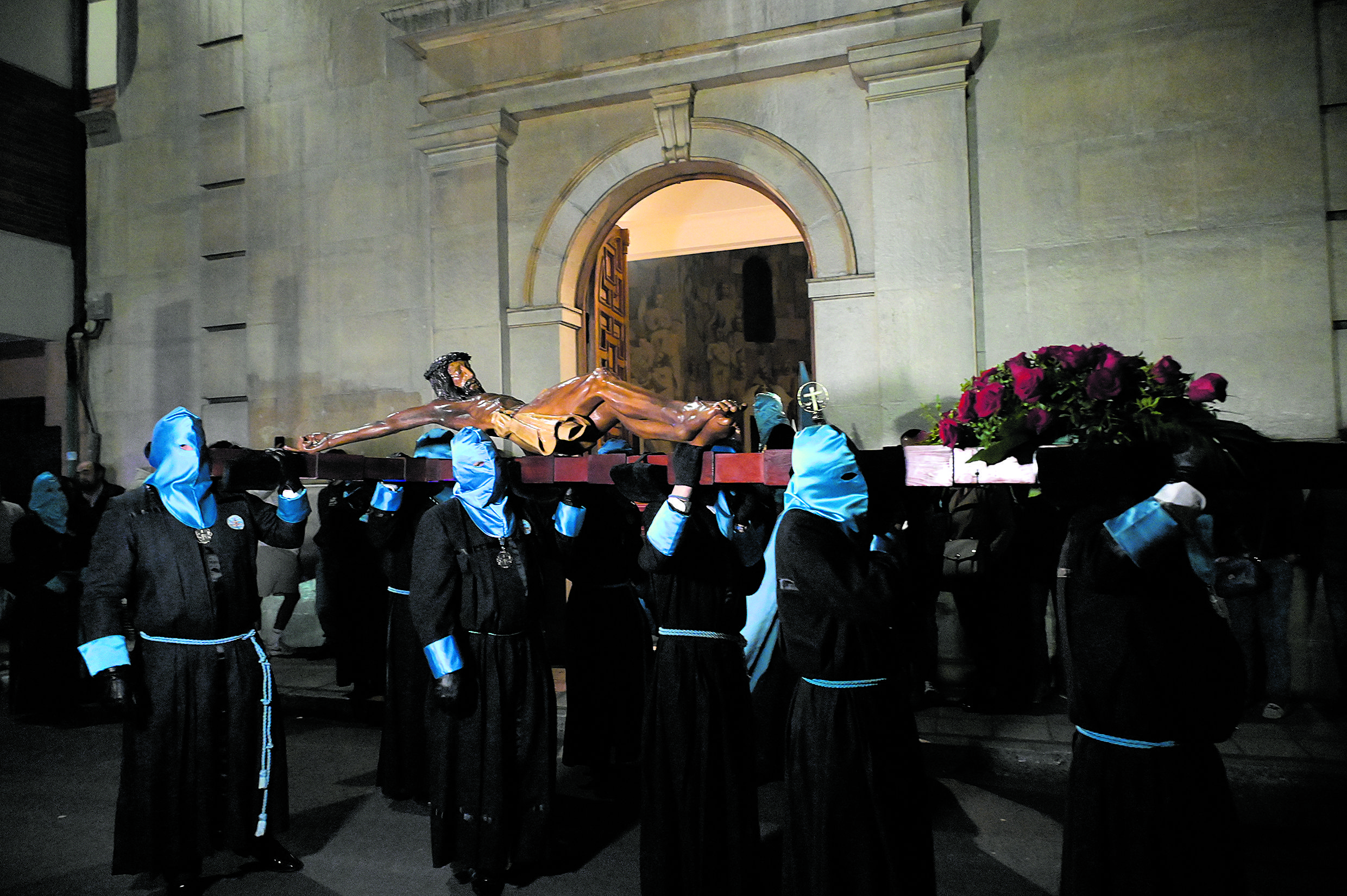 El vía crucis de la Bienaventuranza en una imagen de archivo ante la iglesia de San Claudio. | MAURICIO PEÑA El vía crucis de la Bienaventuranza en una imagen de archivo ante la iglesia de San Claudio. | MAURICIO PEÑA