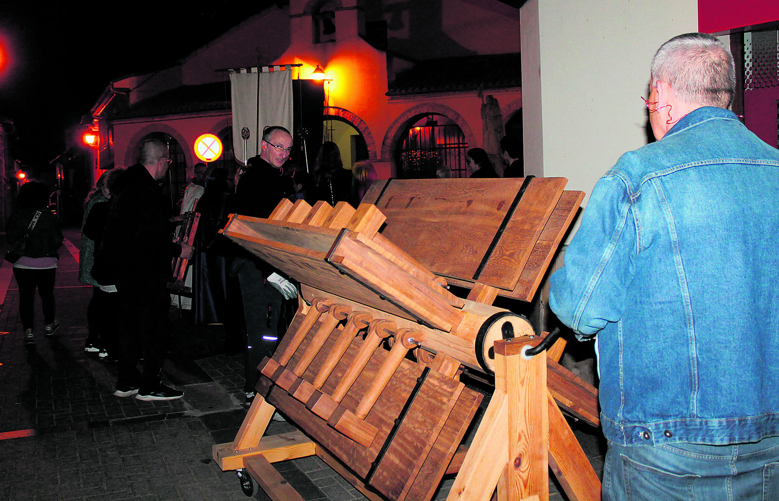  La impresionante matracas de veinte martillos volvió a golpear en la noche de Mansilla de las Mulas para anunciar el silencio. | A.I.M.A.